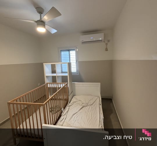 חדר ילדים מרוהט ומאובזר לאחר צביעת קירות פנים